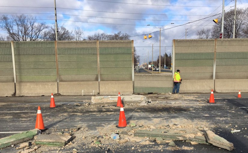 QEW嚴重車禍圖集 隔音墻都被撞飛