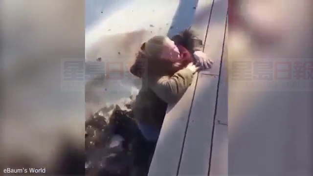 女孩貪玩踏薄冰湖跌落水 朋友拍片喪笑