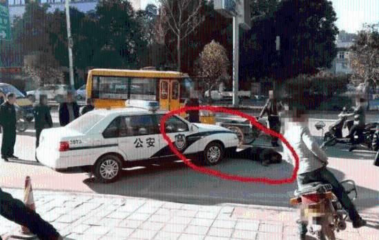 訛出新高度！雲南一老人碰瓷警車要價兩萬