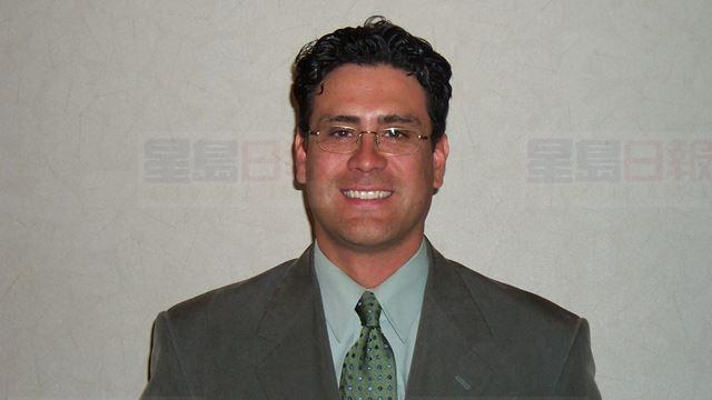 因為寫錯一張支票，萬錦帥哥經理斷送了前程