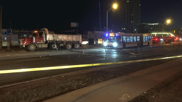 士嘉堡電線被大卡車掛倒 火光閃閃