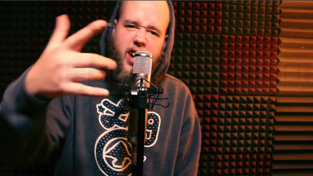 唱作人寫歌質問韋恩：電費這么高，你夜裡怎麼睡得著？