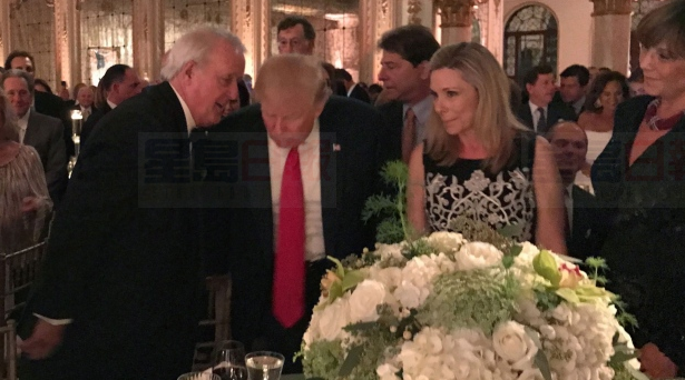 加前總理穆朗尼慈善活動上當特朗普面唱歌