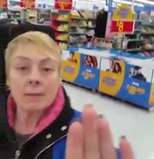 黑人男子在沃爾瑪拿起耳機 被女保安一路尾隨