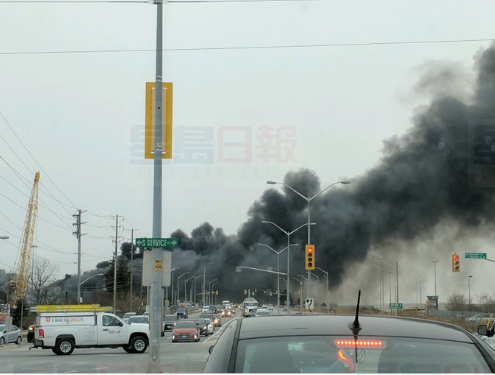 Burlington一建築突發大火 濃煙滾滾遮天蔽日