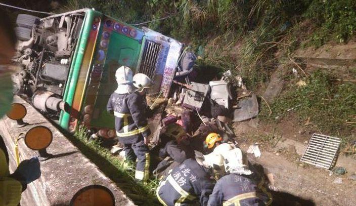 台灣遊覽車意外翻側 逾30人被困10多人死亡