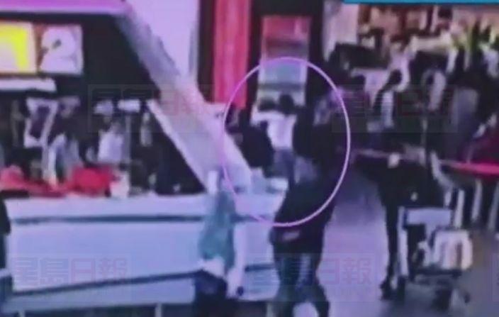 涉殺金正男一女疑犯 落手時被毒劑波及出現嘔吐