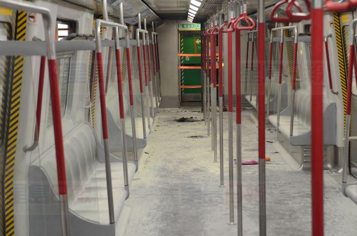 港鐵「縱火現場」曝光 燒毀車廂頂熏黑
