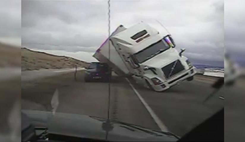 狂風刮上高速 貨車車箱吹倒砸上警車