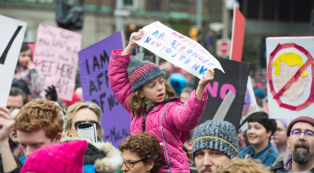 政治抗議日漸成常態 兒童和家庭都開始參加