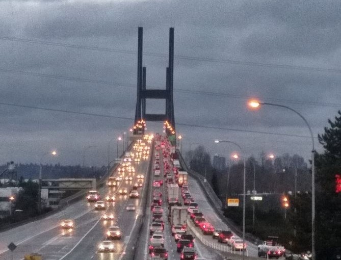 卑詩省Alex Fraser橋發生多車連環相撞的交通意外