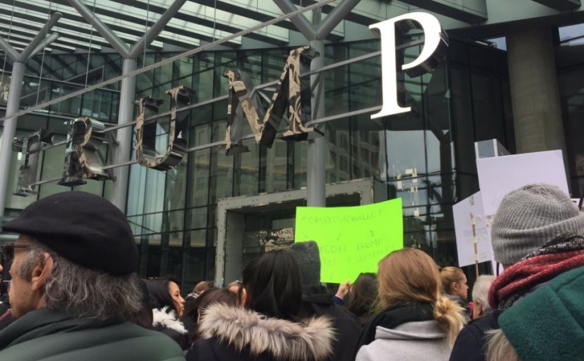 大量示威者於溫哥華市中心 以美國總統特朗普家族命名的酒店及住宅式大樓外抗議