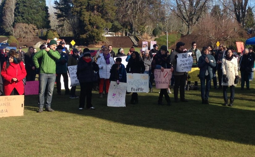 卑詩省和平門關卡有反美國入境禁令的集會