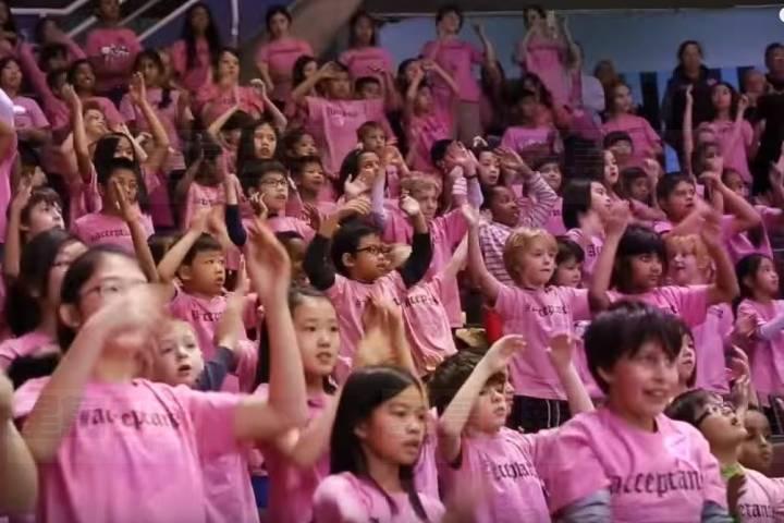 卑詩省響應一年一度的粉紅衫日Pink Shirt Day 帶出停止學校欺凌行為的訊息