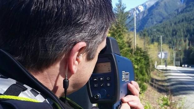 卑詩省西溫哥華警方在99號公路截停一輛超速汽車 司機和乘客被罰