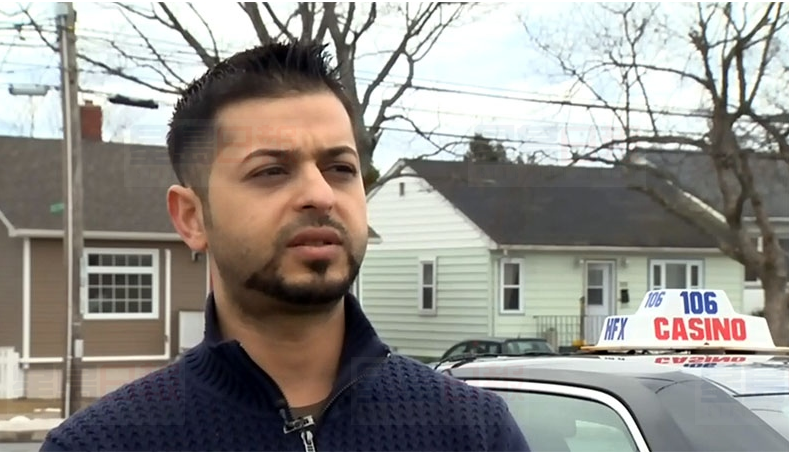 少女走路撞到人被暴打 的士司機停車挺身相救