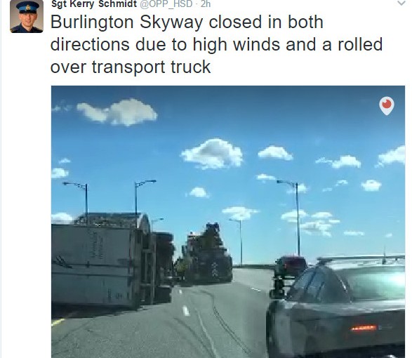 強風刮倒卡車 伯靈頓高速公路暫時關閉