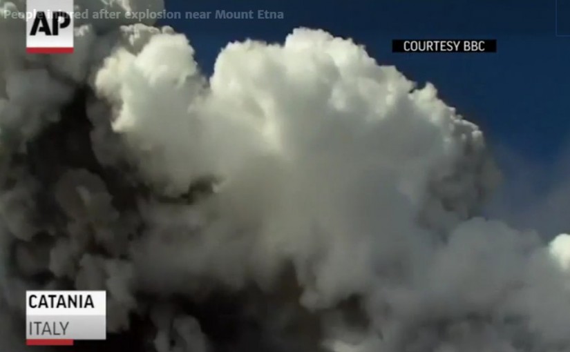 意大利埃特納火山噴發引發爆炸10人傷