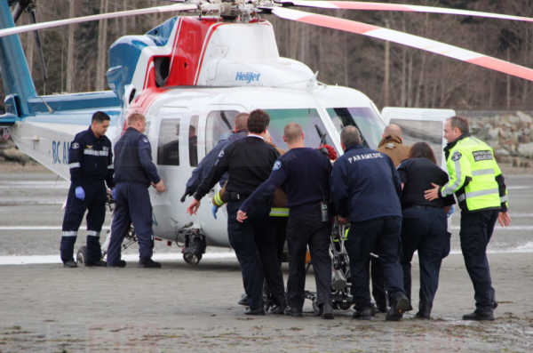 卑詩省白石鎮一名男子玩滑翔傘時發生意外