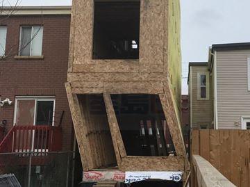 昨夜強風將房子吹倒