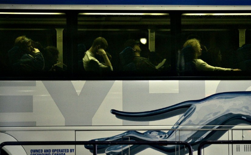 乘客戴面具行為古怪 灰狗公車緊急停車