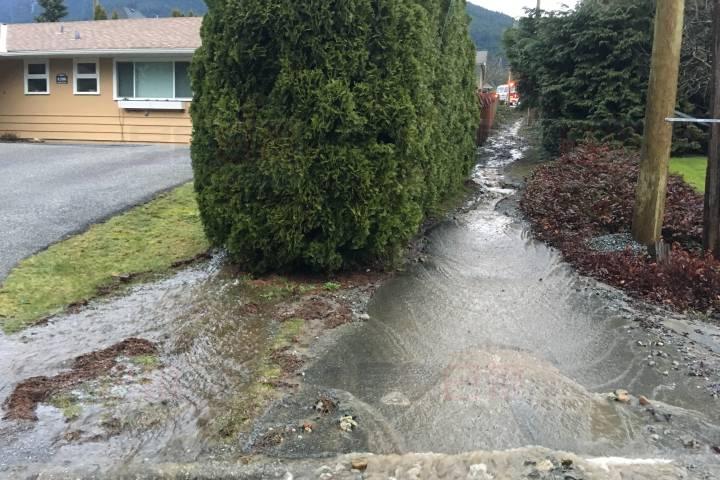 卑詩省北溫哥華發生交通意外 引致多間房屋水浸