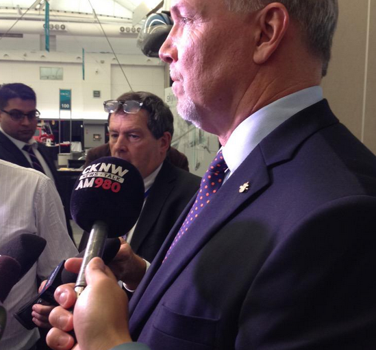 卑詩省新民主黨黨領賀謹認為卑詩省政府應即時禁止大型捐款行為