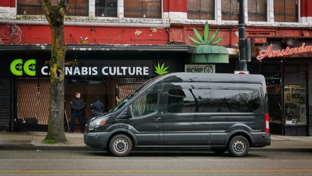 溫哥華大麻活躍人士Marc Emery和妻子Jodie Emery 在多倫多皮爾遜國際機場被捕