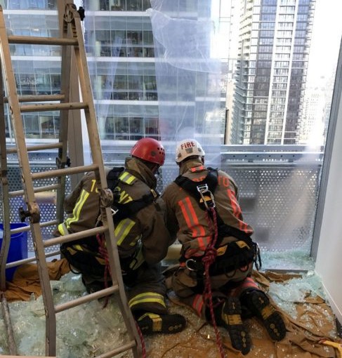 多倫多市中心窗戶清潔工被困33樓外達3小時