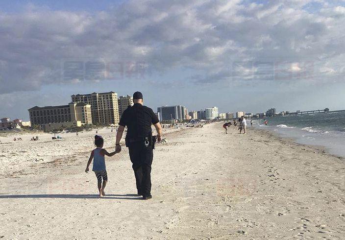 佛州警拖女孩尋父母 背影照感動網友