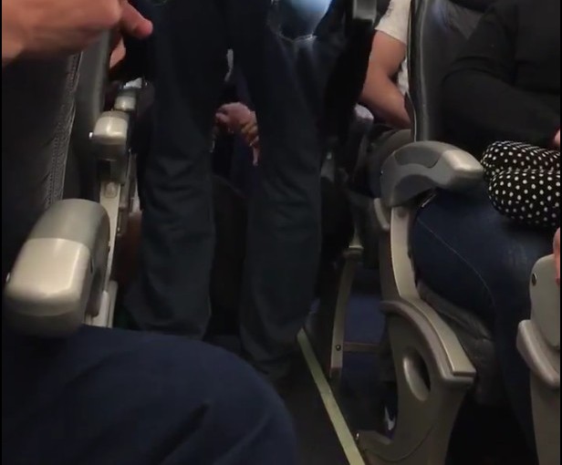 美國聯合航空超額訂票 華裔乘客被強拉下飛機