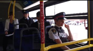 約克警方在公車上抓司機玩手機