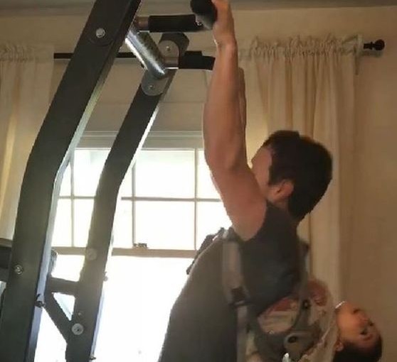 朱克伯格揹愛女健身 “高位動作”網友喊危險