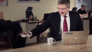 拉脫維亞首都市長做直播 喵星人亂入搶晒鏡