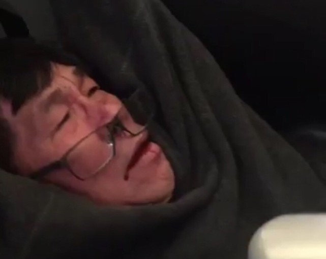 聯航否認機位超賣 CEO再道歉: 無人應受此虐待