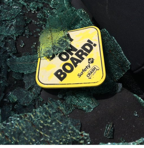 晴朗春日 他家汽車后窗被天降冰塊砸得粉碎