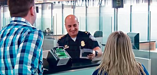 2名皮爾遜機場關口人員 協助走私毒品遭逮捕