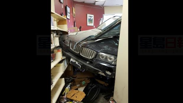 卑詩省內陸Peachland一輛多用途越野車撞入一間圖書館 六人受傷送院