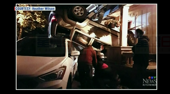 一聲巨響 汽車空中翻滾撞進住宅