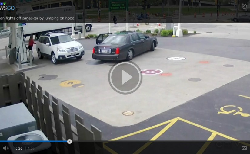 加油時被截車 女子跳上車窗人肉攔截