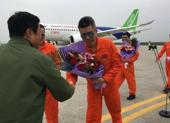 國產C919首飛 機師大爆機組全程著救生衣