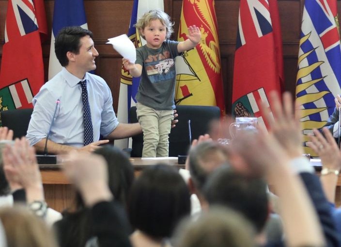 杜魯多帶小土豆上班 玩捉迷藏「俘虜」網民