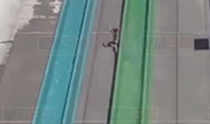恐怖滑水道 男童滑下被甩飛