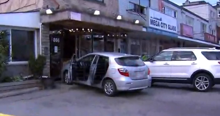 男子站北約克店門無故被車撞 更被碾斷雙腿