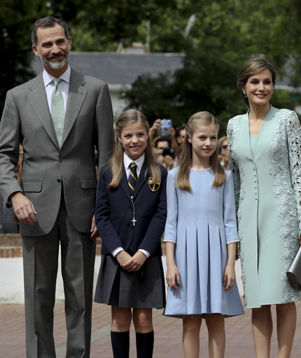 西班牙王室慶祝小公主首次聖餐禮 姐妹花太美
