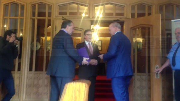 卑詩省新民主黨與綠黨向省督提交協議文本