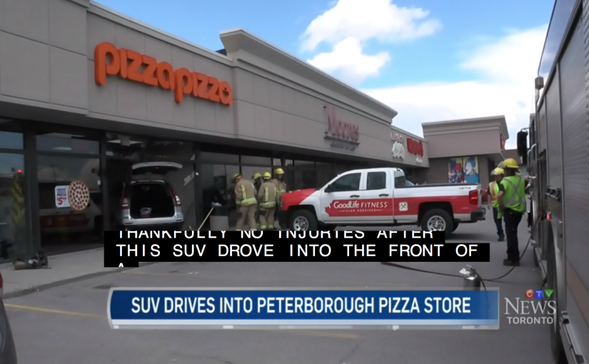 女子駕車衝進Pizza店 店面幾乎損毀