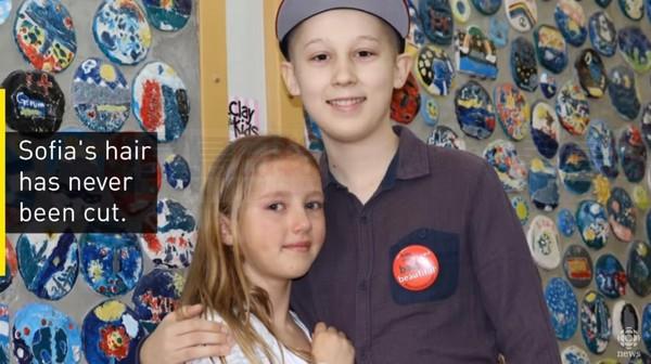 9歲女童為鼓勵白血病哥哥剃光頭髮