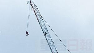 3人爬上起重機往下扔東西 警方營救前逃跑