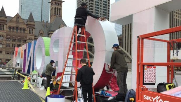 多倫多彩色地標 今日“整容”換新皮膚